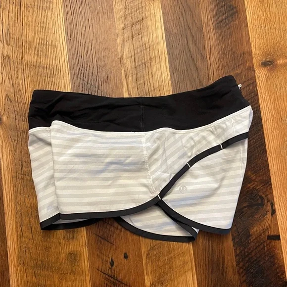 Lululemon Speed Shorts - Quiet Stripe, Size 4 - Picture 5 of 10